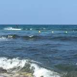 La cosa curiosa � che la barriera frangiflutti, andando costantemente a increspare il mare, viene sfruttata dagli sportivi per cavalcare l�acqua con le proprie tavolette (foto di Antonio Bizzarro)